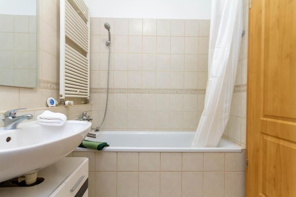 Gozsdu White Raven 3 - Terrace And Free Underground Parking *